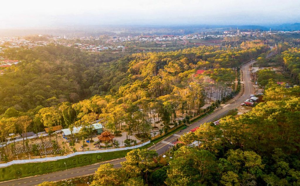 Măng Đen nhìn từ trên cao với rừng thông và khu dân cư phát triển